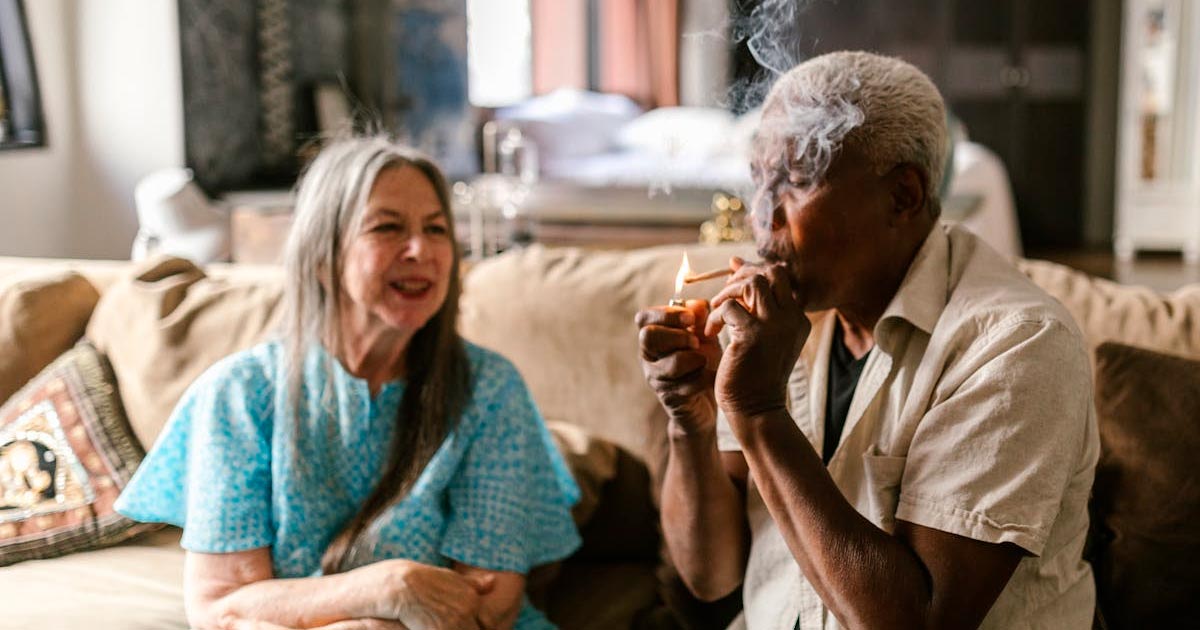 Senioren, die Cannabis konsumieren