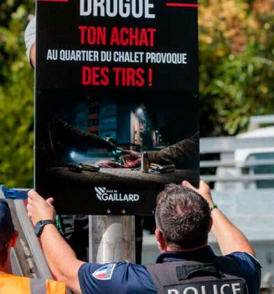 Ein Plakat zur Bekämpfung des Drogenhandels im Chalet