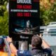 Ein Plakat zur Bekämpfung des Drogenhandels im Chalet