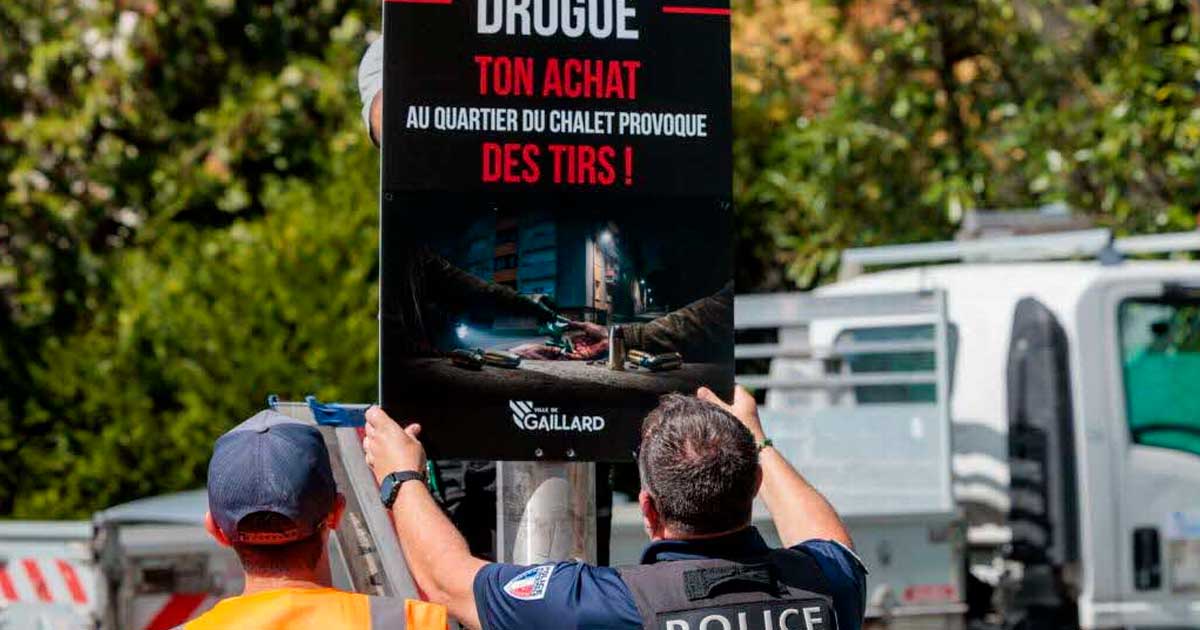 Ein Plakat zur Bekämpfung des Drogenhandels im Chalet